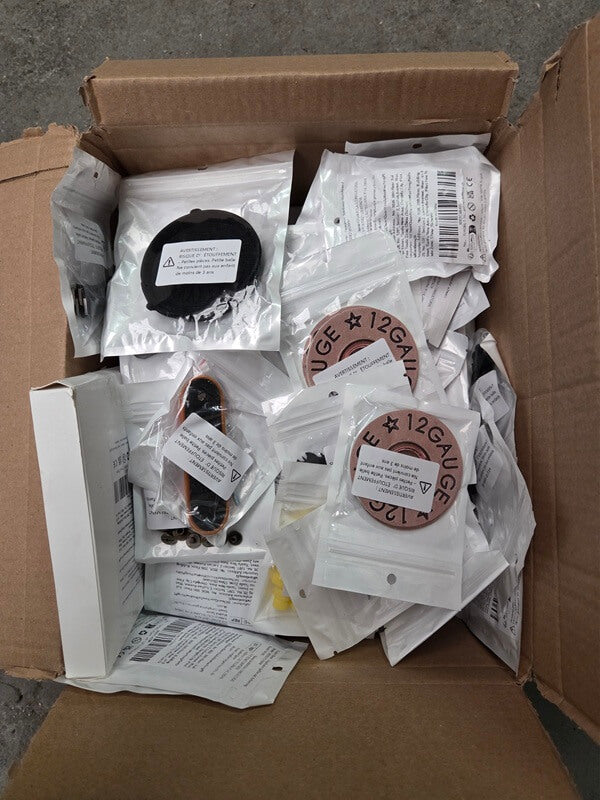 Lot revendeur - 99 Sachet de petits objets divers